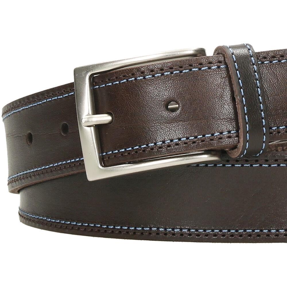 Detalle de la hebilla metálica plateada mate y del doble pespunte decorativo del cinturón de piel para hombre fabricado en España.