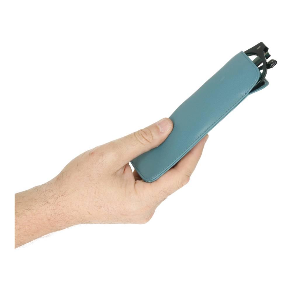 Imagen de la funda de gafas J.L Piel sostenida en la mano, mostrando su tamaño compacto, su piel auténtica y su elegante color turquesa, ideal para el uso diario o como regalo.