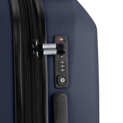 Detalle de la cerradura TSA integrada de la maleta grande Gabol Pacific azul marino para viajar con mayor seguridad y facilitar las inspecciones aeroportuarias.