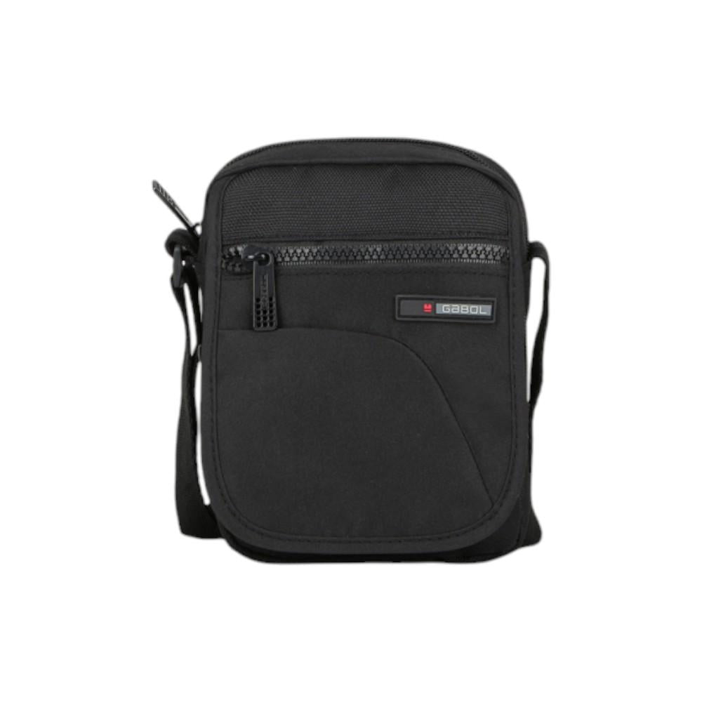 Vista frontal de la bandolera compacta para hombre Gabol Crony Eco en color negro, fabricada con material reciclado, ligera y repelente al agua para el uso diario.