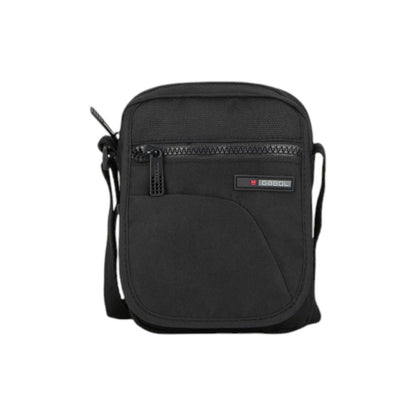 Vista frontal de la bandolera compacta para hombre Gabol Crony Eco en color negro, fabricada con material reciclado, ligera y repelente al agua para el uso diario.