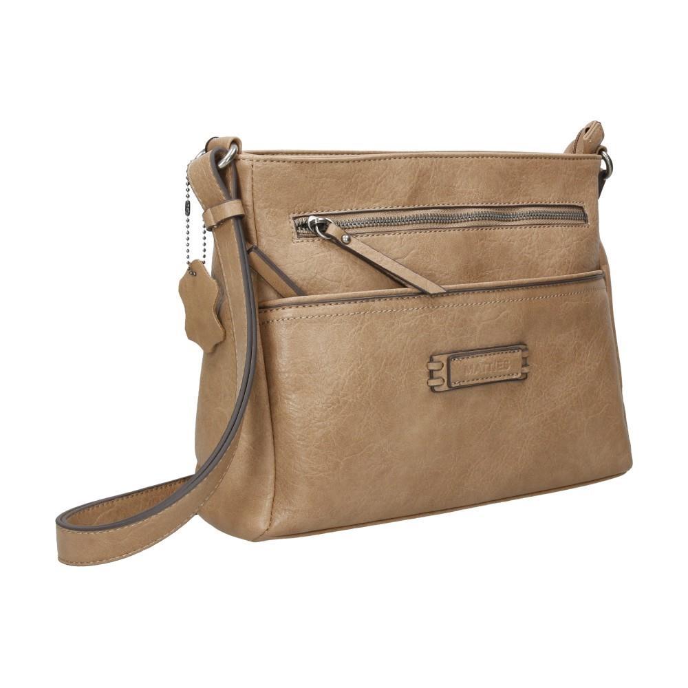 
Vista en perspectiva del bolso Matties Clasic camel con diferentes compartimentos, bandolera ajustable y práctico formato para llevar a diario.