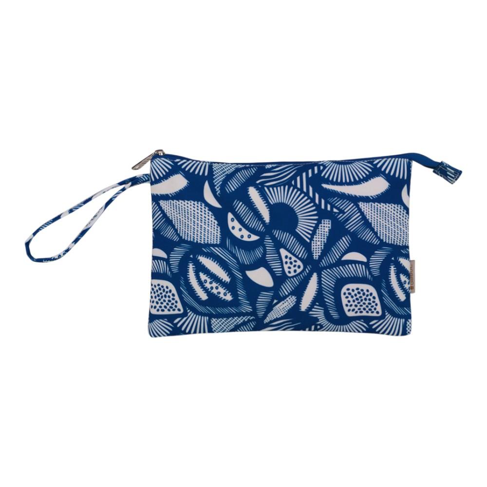 Cartera de mano plana de nylon azul con estampado geométrico orgánico en color crudo, cremallera superior y asa de muñeca lateral.