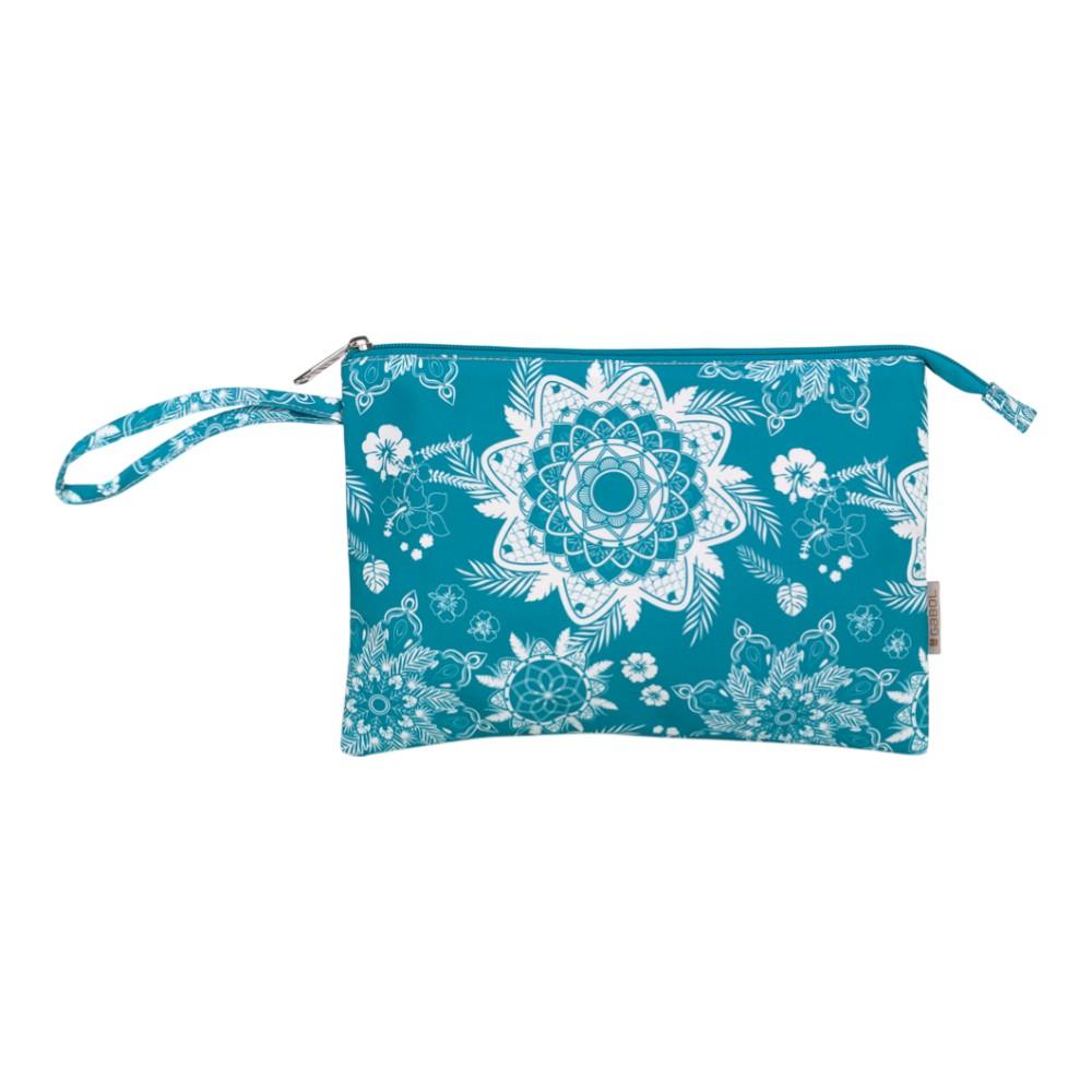 Cartera de mano plana de nylon en color azul turquesa con estampado geométrico orgánico en color crudo, cremallera superior y asa de muñeca lateral.