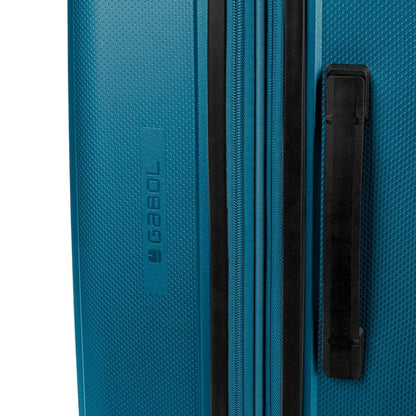 Primer plano de la carcasa de polipropileno de la maleta Gabol Brooklyn con acabado de líneas verticales y asa lateral integrada para un transporte más cómodo.