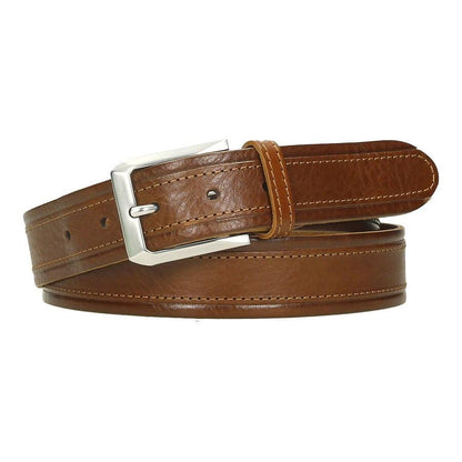 Vista frontal de cinturón de piel color cuero para hombre con acabado biselado y hebilla plateada mate.
