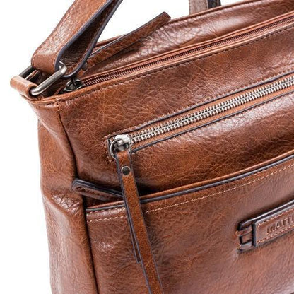 Detalle de los múltiples bolsillos frontales con cremallera y del acabado efecto piel del bolso Matties Clasic marrón para mujer.