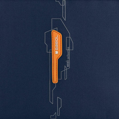 Detalle del tejido azul marino y acabado de la mochila de viaje Gabol Week con diseño moderno y pequeños detalles en naranja.