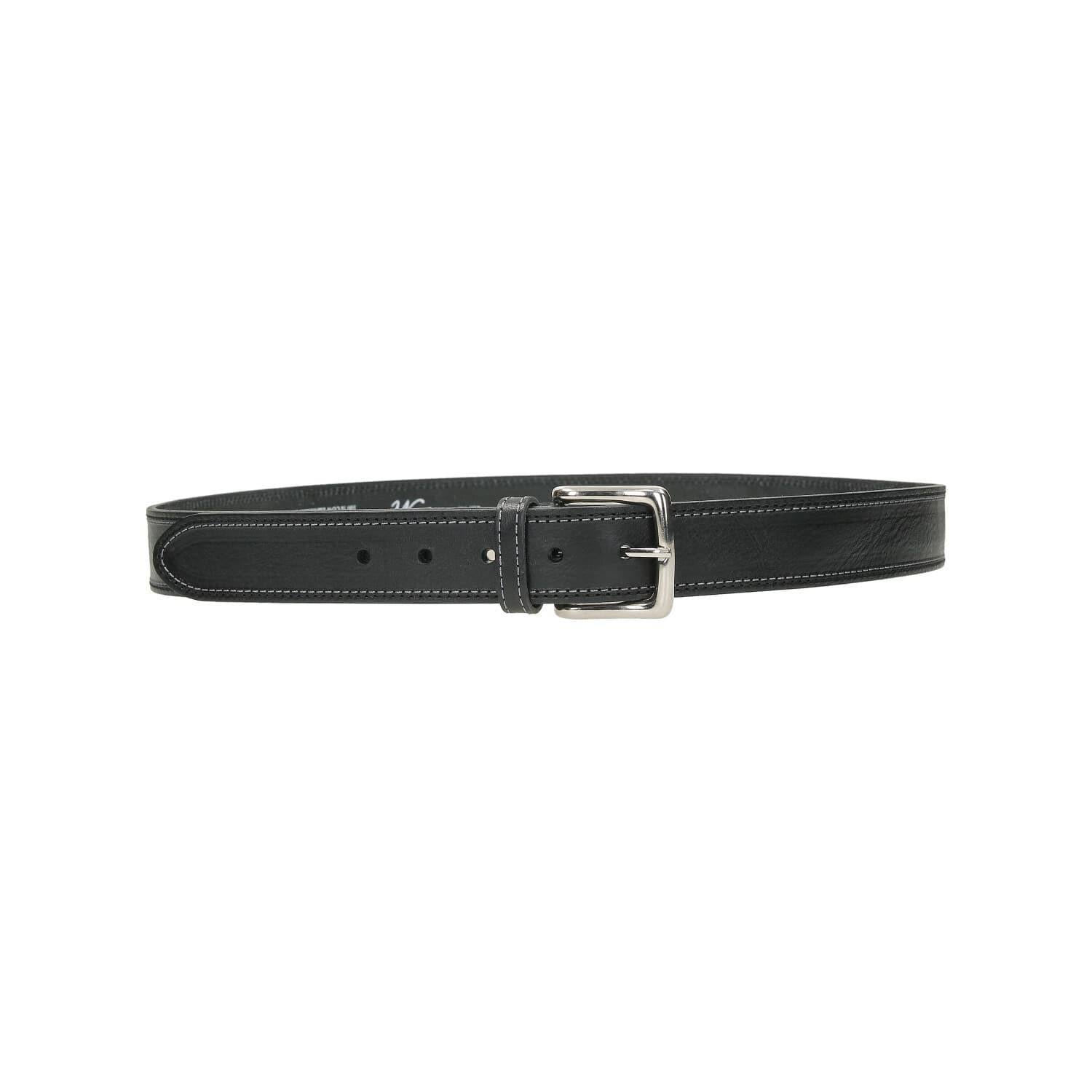 Vista lateral del cinturón de piel para hombre en color negro donde se aprecia el doble pespunte decorativo, la hebilla plateada mate y el acabado de alta calidad.