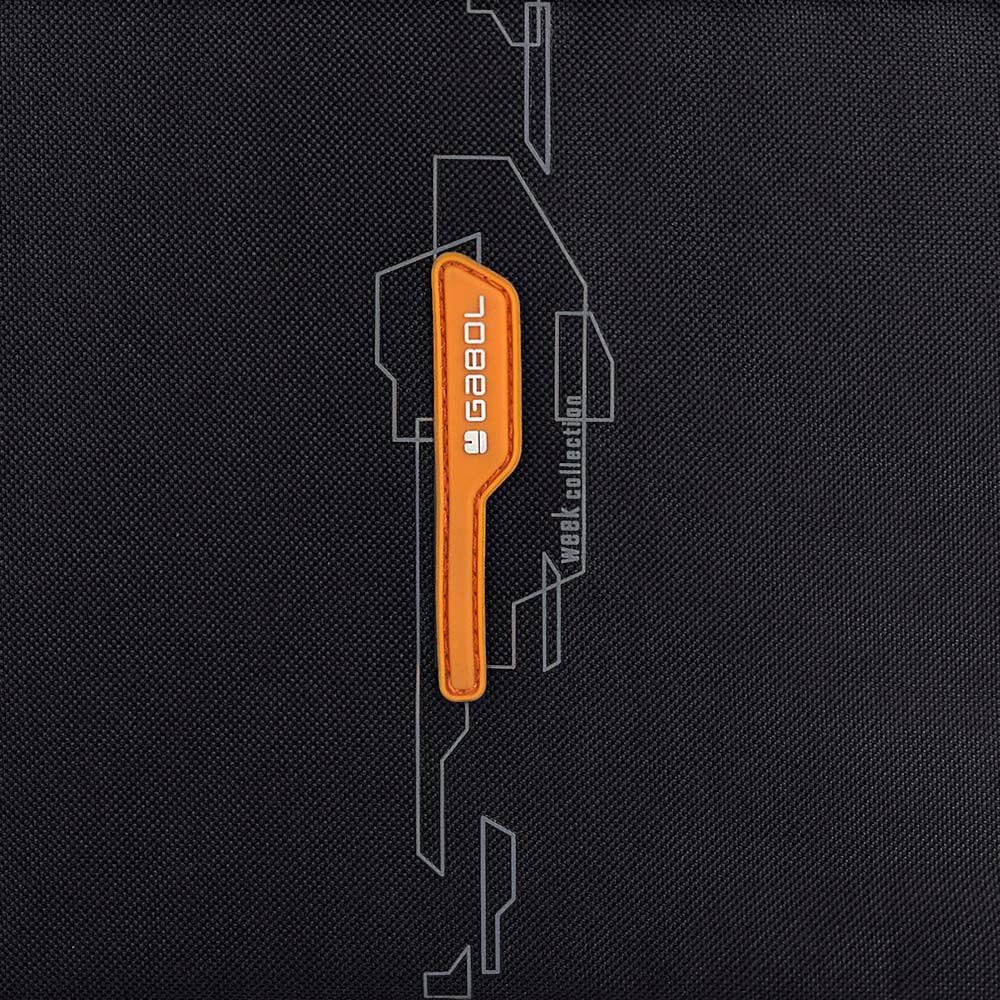Detalle del tejido negro y acabado exterior con elemento naranja de la mochila bajo asiento Gabol Week disponible en Luisipo.