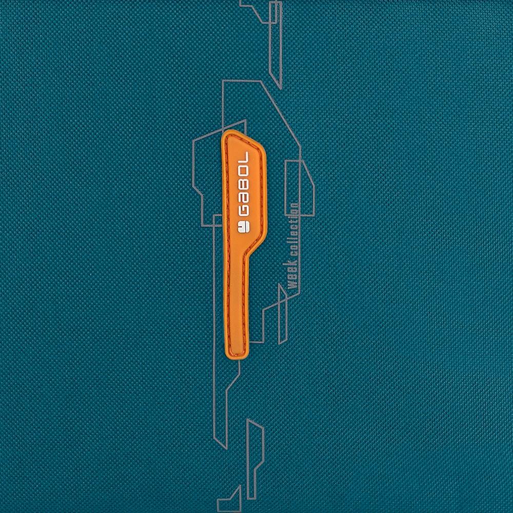 Detalle del tejido turquesa y acabado exterior de la mochila bajo asiento Gabol Week con pequeño elemento decorativo en naranja.