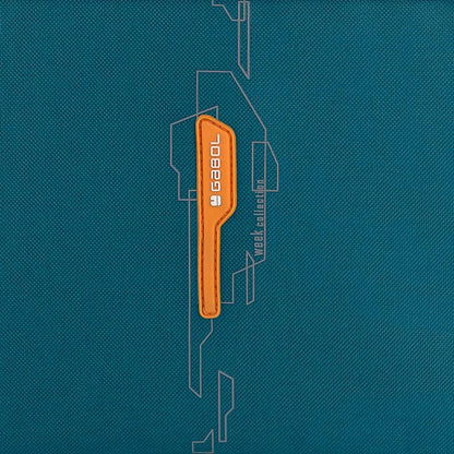 Detalle del tejido turquesa y acabado exterior de la mochila bajo asiento Gabol Week con pequeño elemento decorativo en naranja.