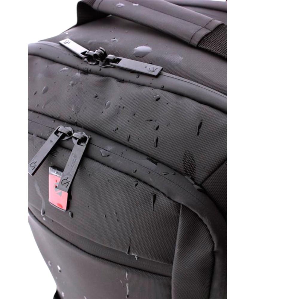 Detalle de la parte superior de la mochila Gladiator Artic mostrando el asa reforzada, los bolsillos superiores y los acabados de alta calidad.