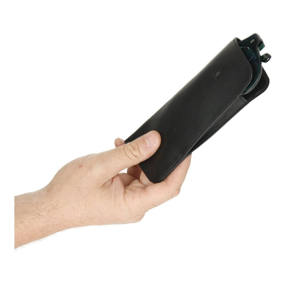 Imagen de la funda de gafas J.L Piel sostenida en la mano mostrando su tamaño compacto, ligereza y diseño de piel auténtica ideal para llevar a diario.