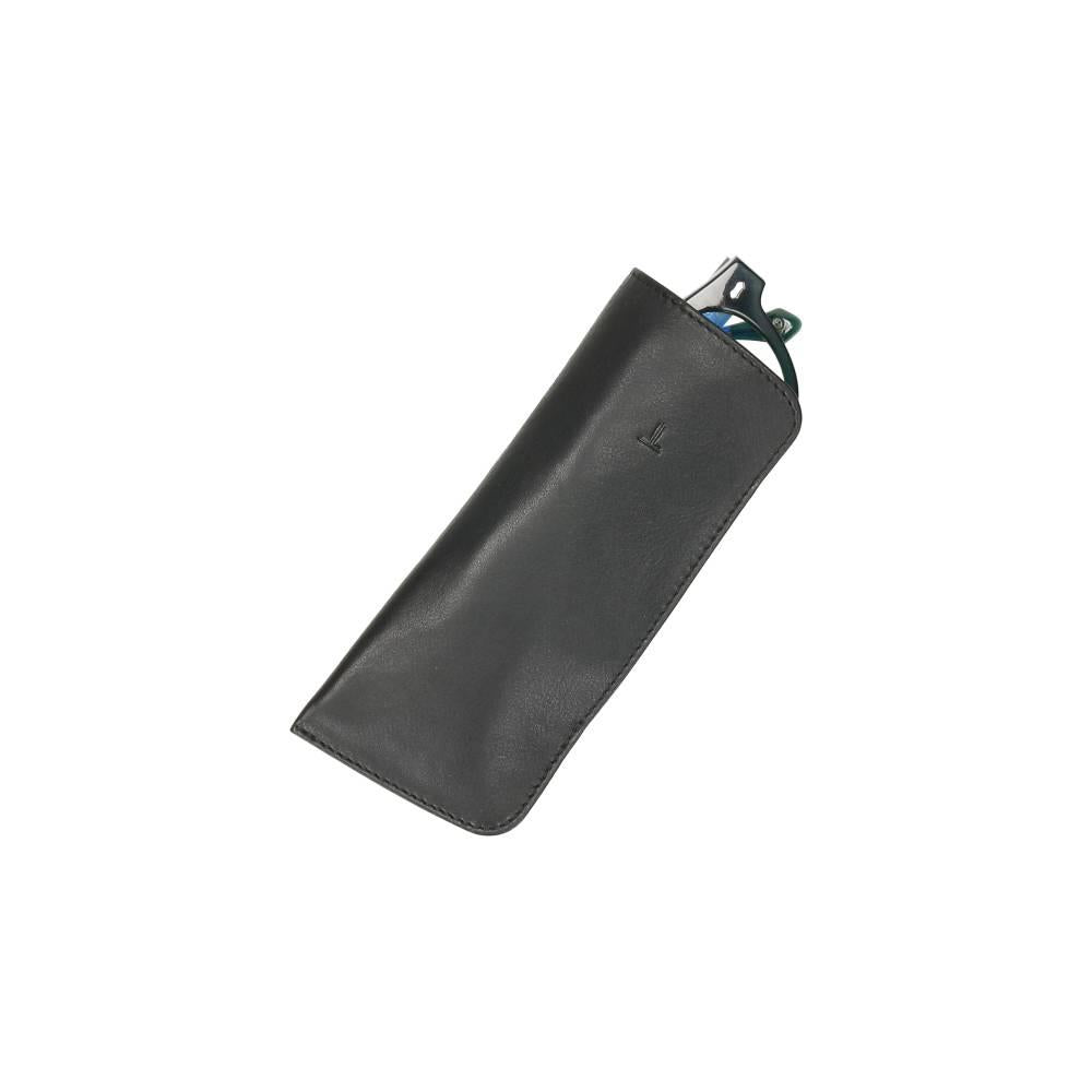 Vista frontal de la funda de gafas J.L Piel fabricada íntegramente en piel auténtica negra con diseño flexible y fuelle lateral para proteger gafas graduadas y de sol.