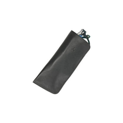 Vista frontal de la funda de gafas J.L Piel fabricada íntegramente en piel auténtica negra con diseño flexible y fuelle lateral para proteger gafas graduadas y de sol.