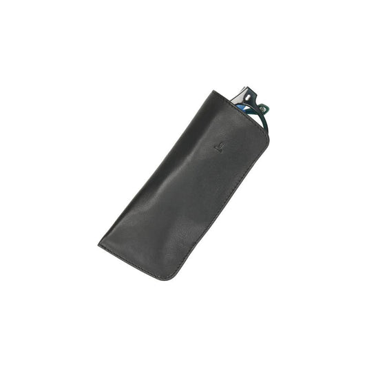 Vista frontal de la funda de gafas J.L Piel fabricada íntegramente en piel auténtica negra con diseño flexible y fuelle lateral para proteger gafas graduadas y de sol.