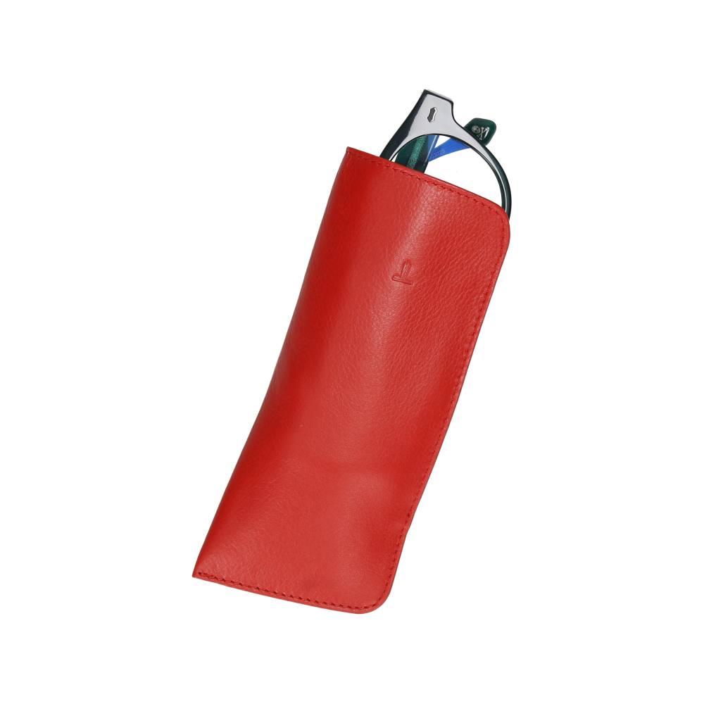 Vista frontal de la funda de gafas J.L Piel fabricada en piel auténtica de color rojo intenso, con diseño flexible y fuelle lateral para proteger gafas graduadas y gafas de sol.