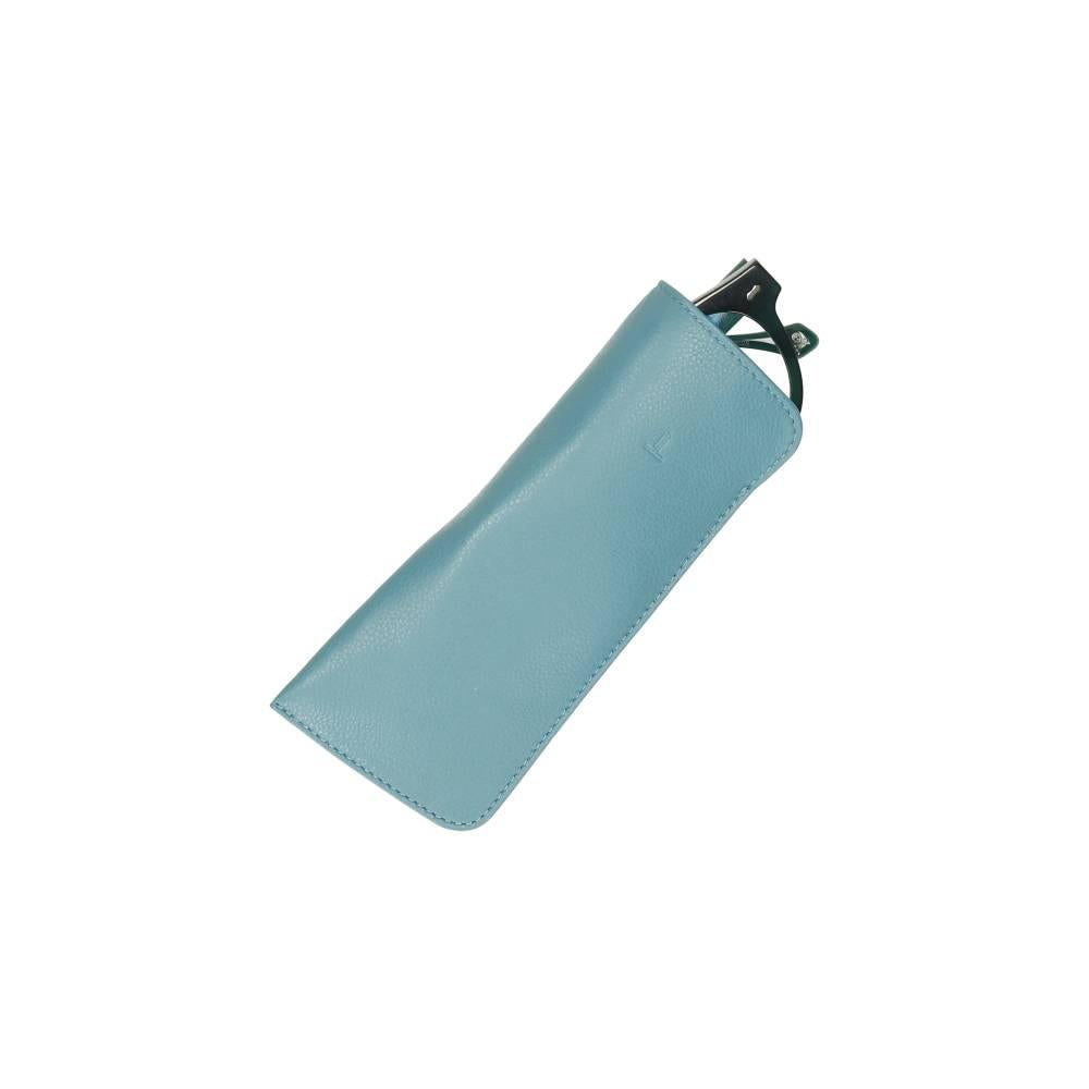 Vista frontal de la funda de gafas J.L Piel fabricada en piel auténtica de color turquesa, con diseño flexible y fuelle lateral para proteger gafas graduadas y gafas de sol.