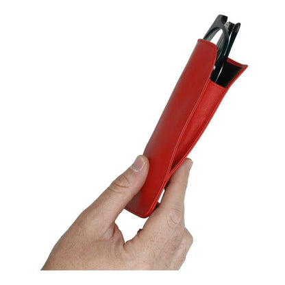Imagen de la funda de gafas J.L Piel sostenida en la mano, mostrando su tamaño compacto, su piel auténtica y su elegante color rojo, ideal también como regalo para mujer.