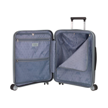 Interior de la maleta de cabina Gabol Brooklyn con doble separador de cremallera, bolsillos organizadores y forro fabricado con material reciclado para mantener el equipaje perfectamente organizado.