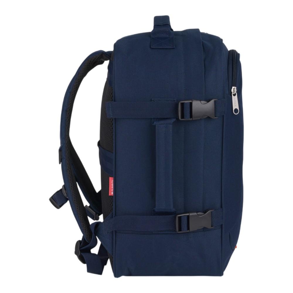Vista lateral de la mochila Gabol Week con formato rectangular y correas de compresión para aprovechar mejor el espacio durante el viaje.