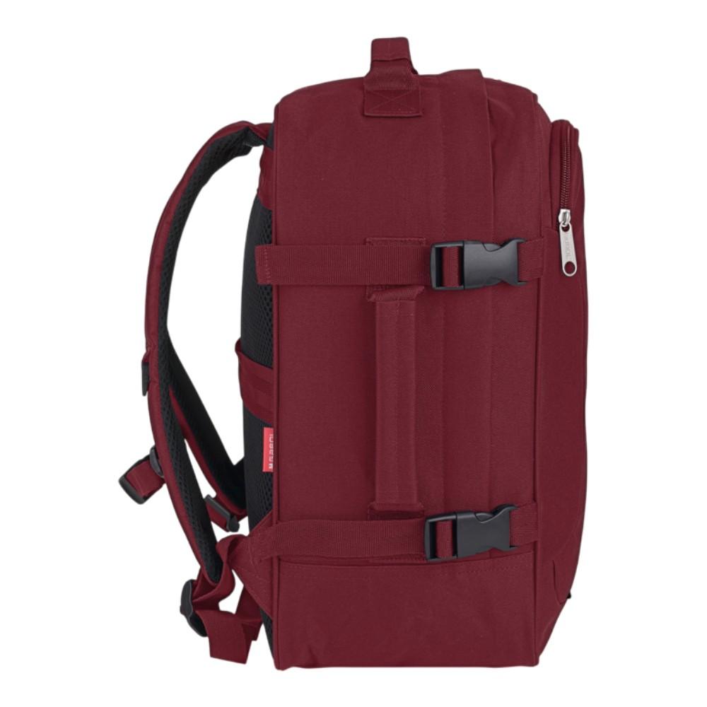 Vista lateral de la mochila Gabol Week burdeos con correas de compresión para ajustar el volumen y mantener el equipaje más recogido.