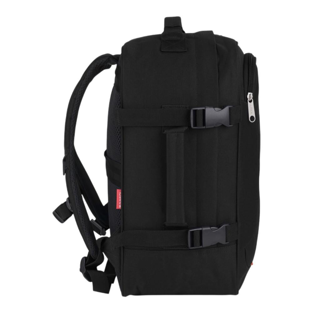 Vista lateral de la mochila Gabol Week negra con correas de compresión para ajustar el equipaje, disponible en tiendas Luisipo de Madrid.