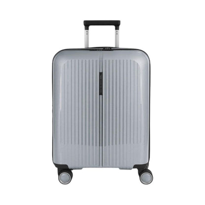 Vista frontal de la maleta de cabina Gabol Brooklyn en color plata, fabricada en polipropileno de alta resistencia con cuatro ruedas dobles multidirección, ideal para viajes de trabajo y escapadas de fin de semana.