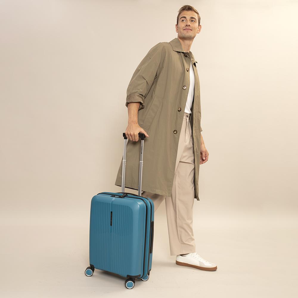 Imagen lifestyle de la maleta de cabina Gabol Brooklyn en color turquesa mostrando su tamaño compacto y su diseño ideal para viajar como equipaje de mano.