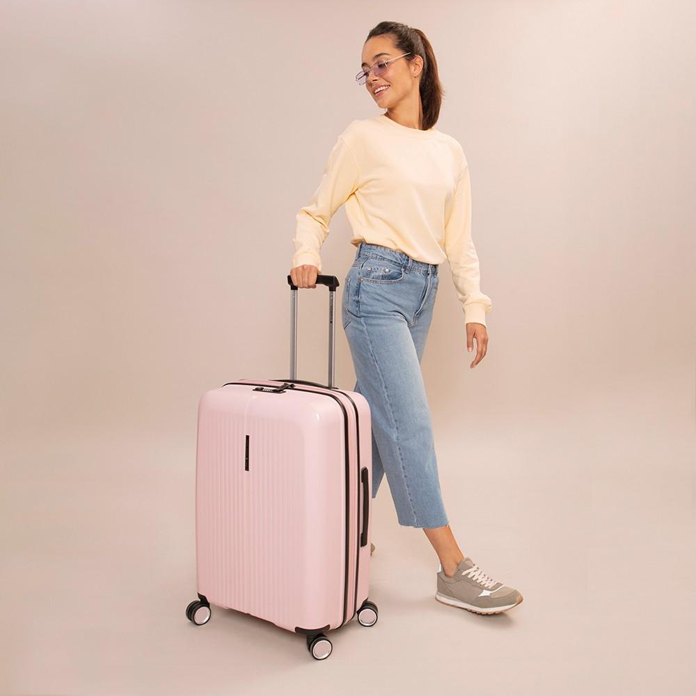 Imagen lifestyle de la maleta mediana Gabol Brooklyn en color rosa metalizado mostrando su tamaño, diseño elegante y comodidad para viajar durante 5 a 7 días.