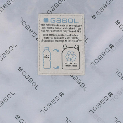 Detalle informativo del material reciclado utilizado en la fabricación de la mochila bajo asiento Gabol Week de Gabol.