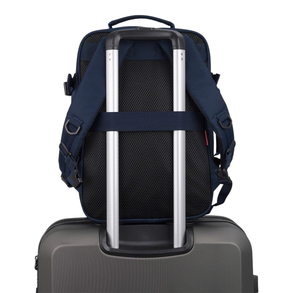 Mochila bajo asiento Gabol Week con cinta trasera para acoplarla al asa telescópica de una maleta y desplazarse cómodamente.