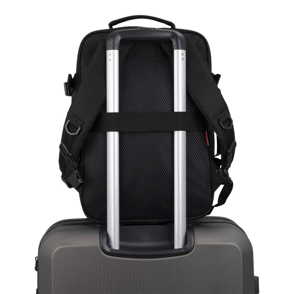 Vista trasera de la mochila Gabol Week negra acoplada al asa telescópica de una maleta, disponible en las tiendas Luisipo de Madrid.