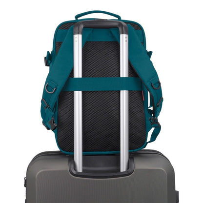 Vista trasera de la mochila Gabol Week turquesa colocada sobre una maleta gracias a su cinta para acoplarla al asa telescópica.