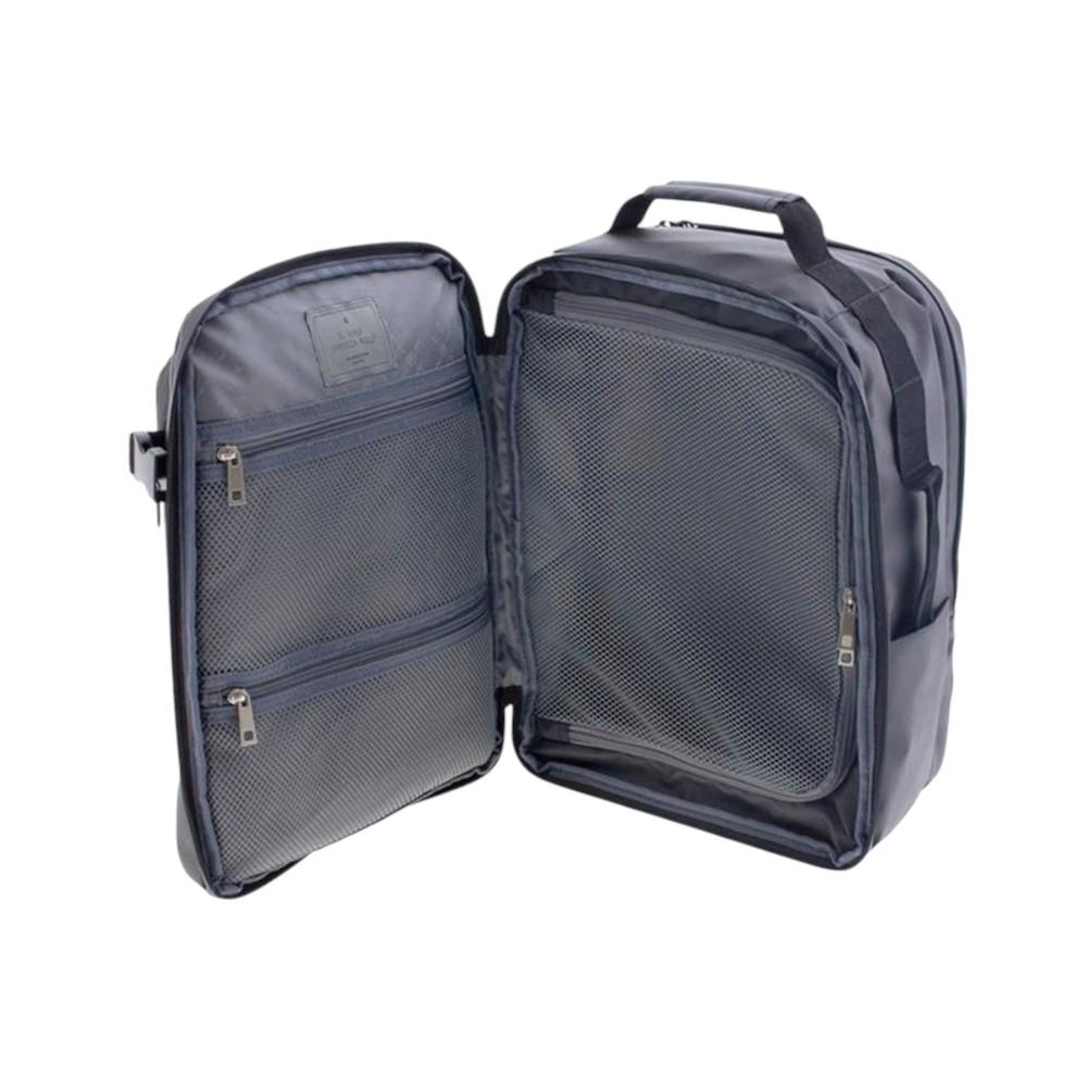 Detalle del organizador interior de la mochila Gladiator Artic con bolsillos independientes para mantener el equipaje perfectamente ordenado.