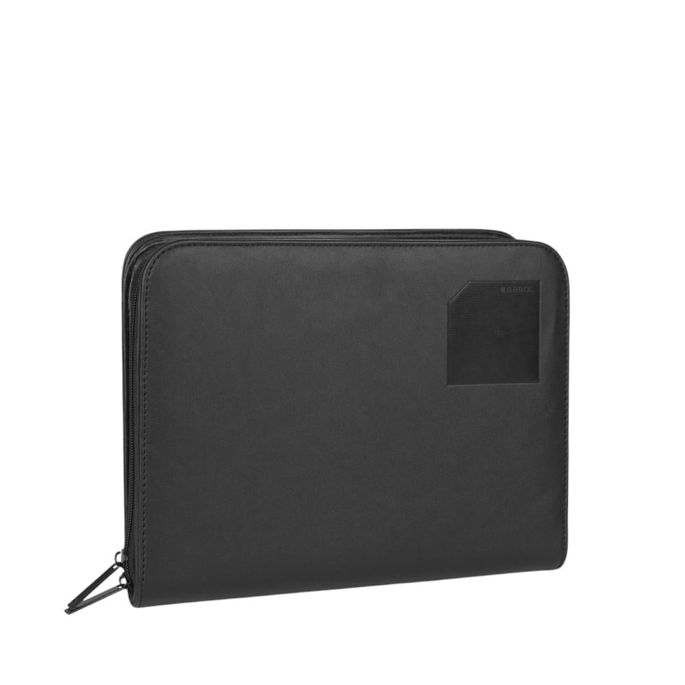 Vista posterior del portafolio ejecutivo Gabol Omega en color negro, con acabado en piel sintética y formato compacto ideal para reuniones y trabajo diario.