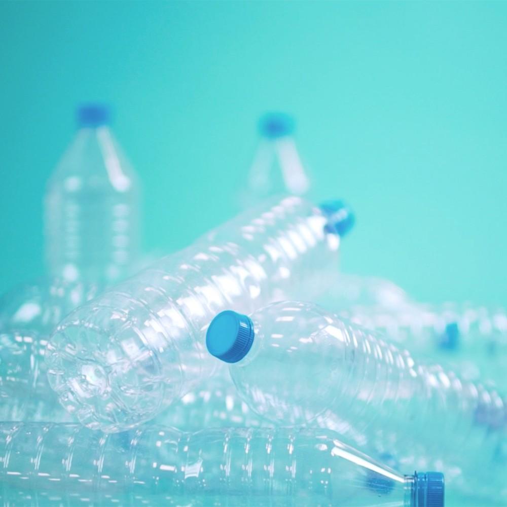 Imagen representativa del uso de poliéster reciclado en la colección Gabol Stream, una apuesta por materiales más sostenibles y libres de PVC.