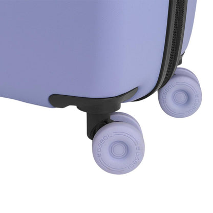 Detalle de las ruedas dobles de la maleta de cabina Gabol Pacific malva, diseñadas para ofrecer un giro de 360º y una rodadura cómoda durante el viaje.