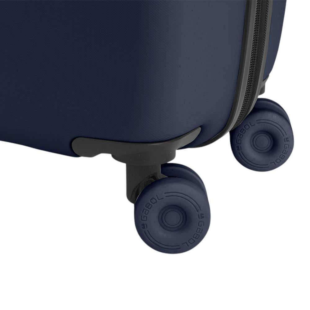 Descripción: Detalle de las cuatro ruedas dobles multidireccionales de la maleta grande Gabol Pacific azul marino, diseñadas para ofrecer un desplazamiento suave y estable.