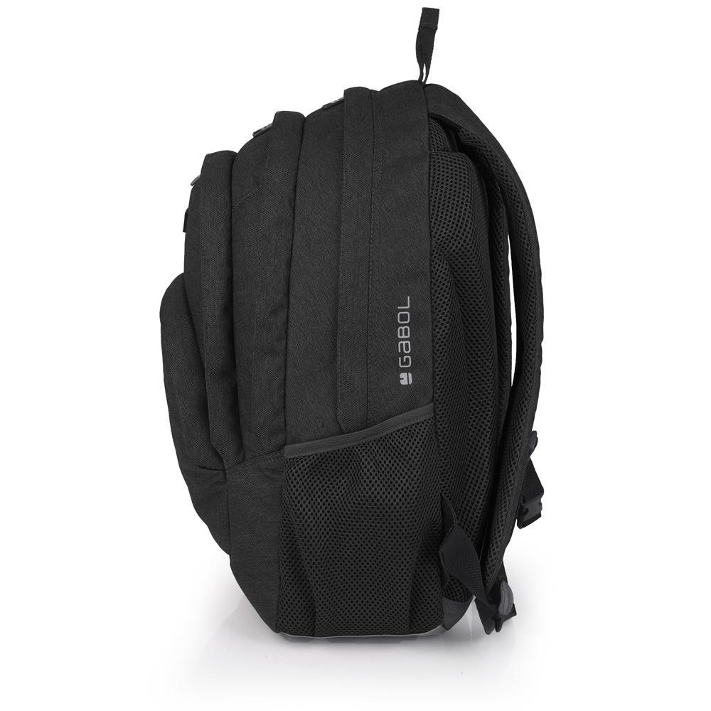 Vista lateral de la mochila Gabol Wolf negra donde se aprecia su profundidad, sus tres compartimentos y el formato diseñado para el uso diario.