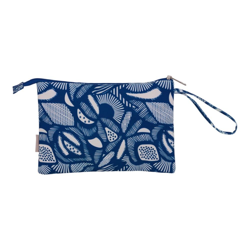 Parte trasera del bolso manteniendo el mismo estampado azul y crudo, mostrando el reverso del asa de mano.
