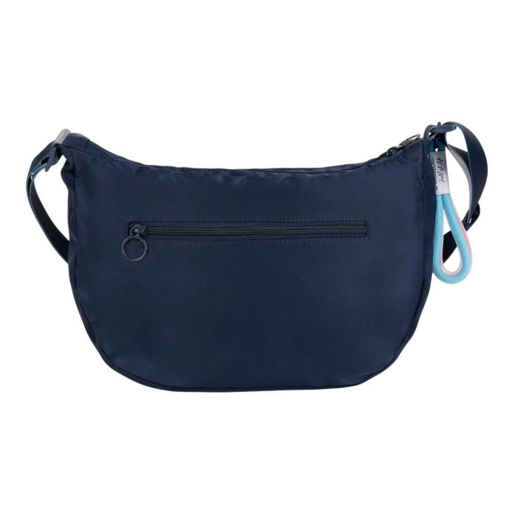 Bolso de nylon azul marino con forma de media luna (góndola), bolsillo frontal de cremallera y detalle de tirador de cuerda tricolor.
