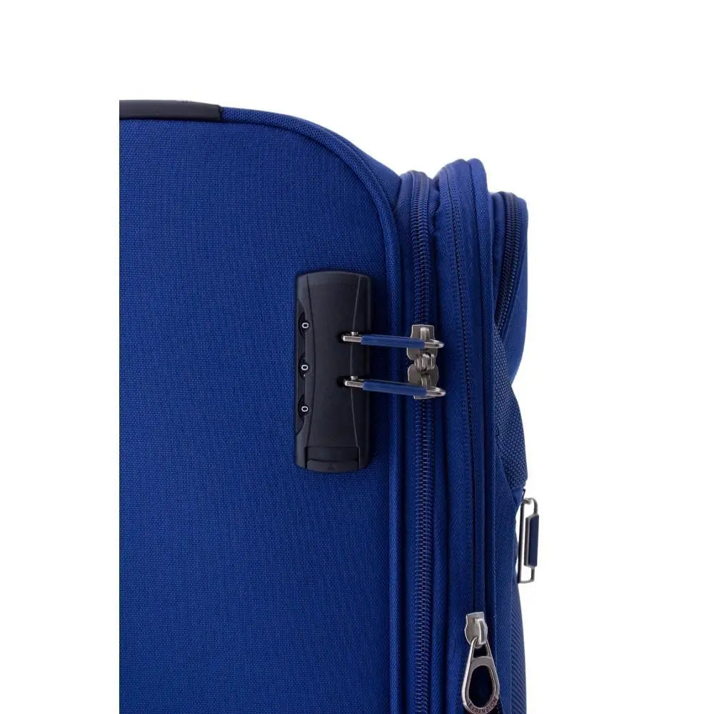 Detalle del candado de combinación de tres dígitos integrado en la maleta de tela azul.