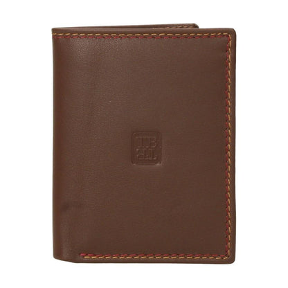 Vista frontal de la cartera de piel Titto Bluni cerrada en color marrón con el logotipo grabado y pespuntes en contraste.