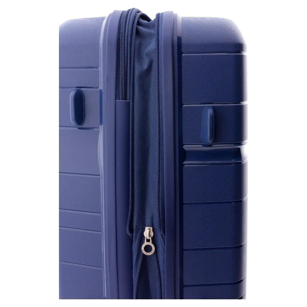 Detalle lateral mostrando el cierre de cremallera y el sistema de fuelle expandible de la maleta mediana.