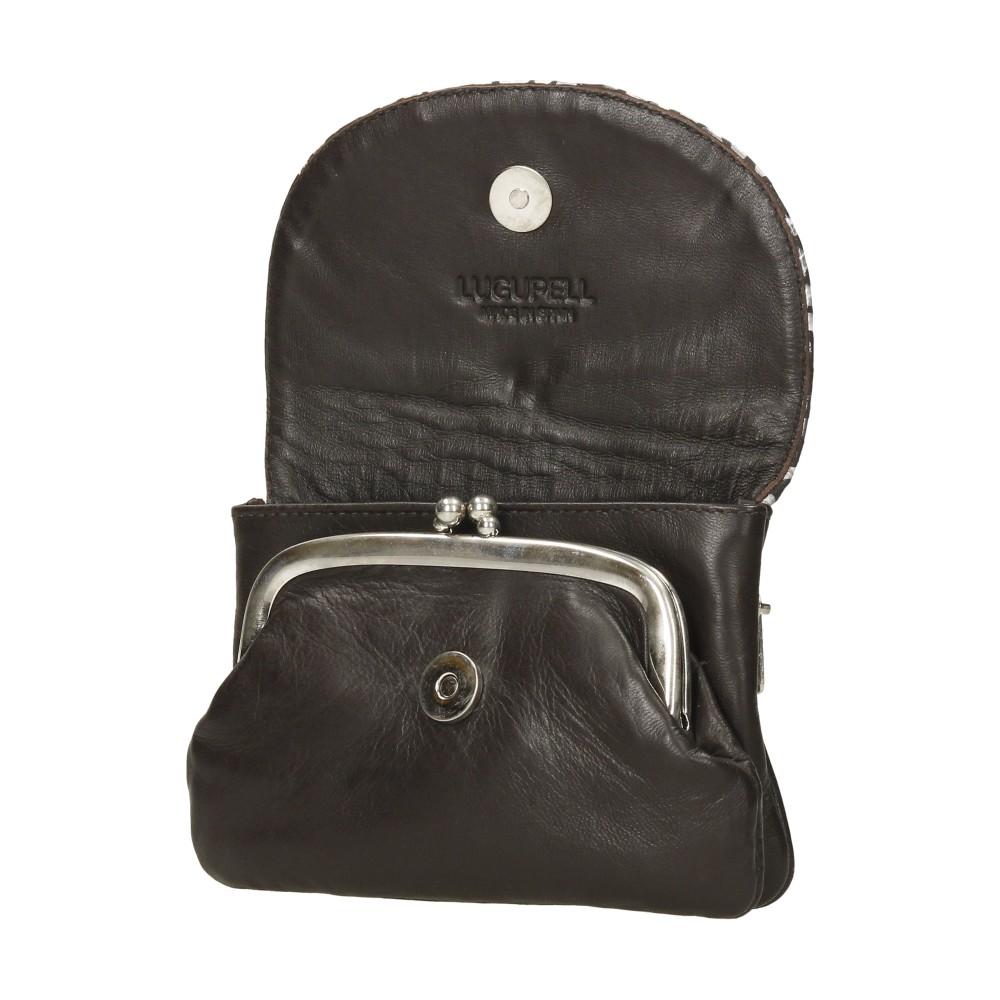  Interior abierto del monedero mostrando la boquilla metálica, el cierre de imán y el tarjetero en piel marrón.