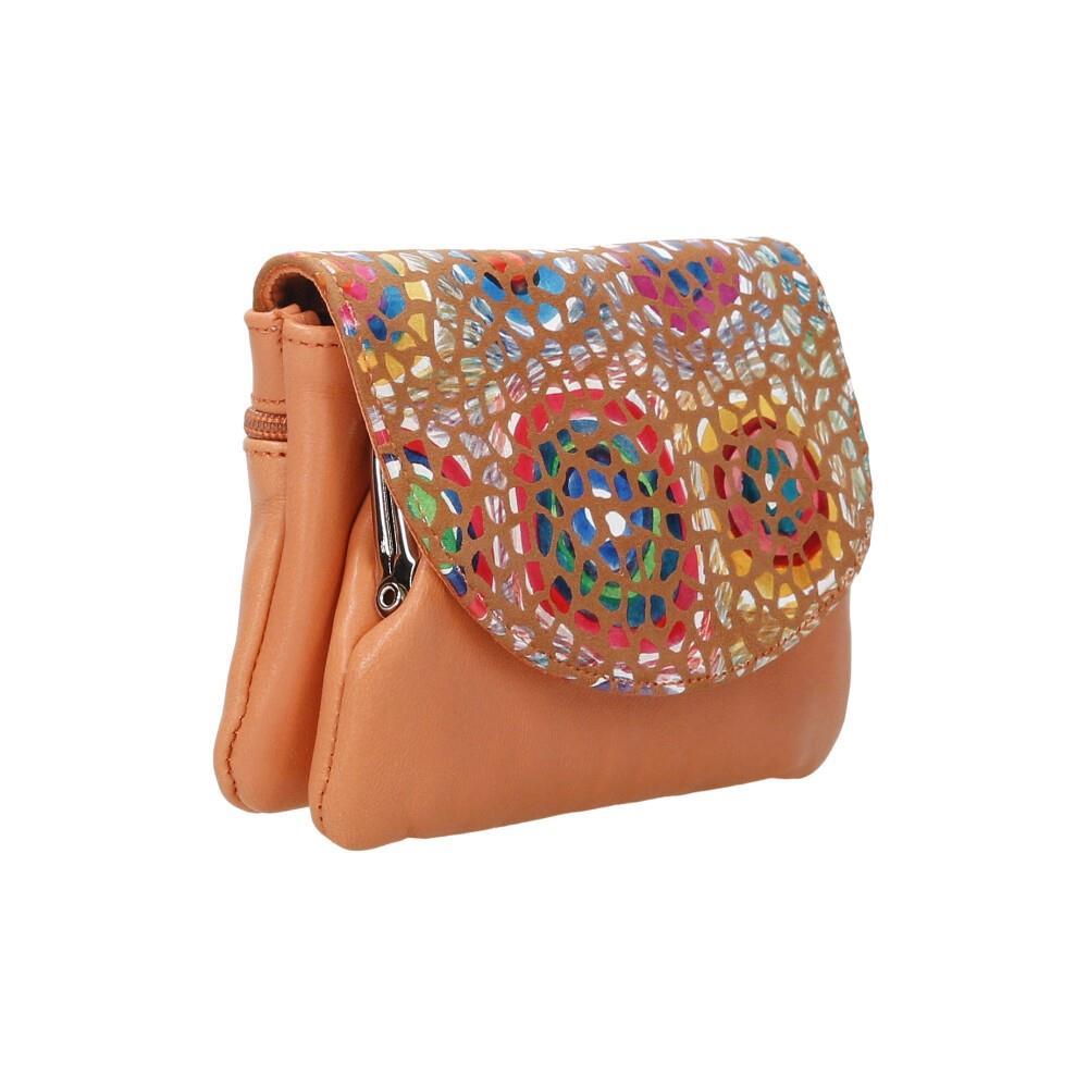 Interior abierto del monedero salmón mostrando la boquilla metálica clásica y el compartimento para tarjetas.