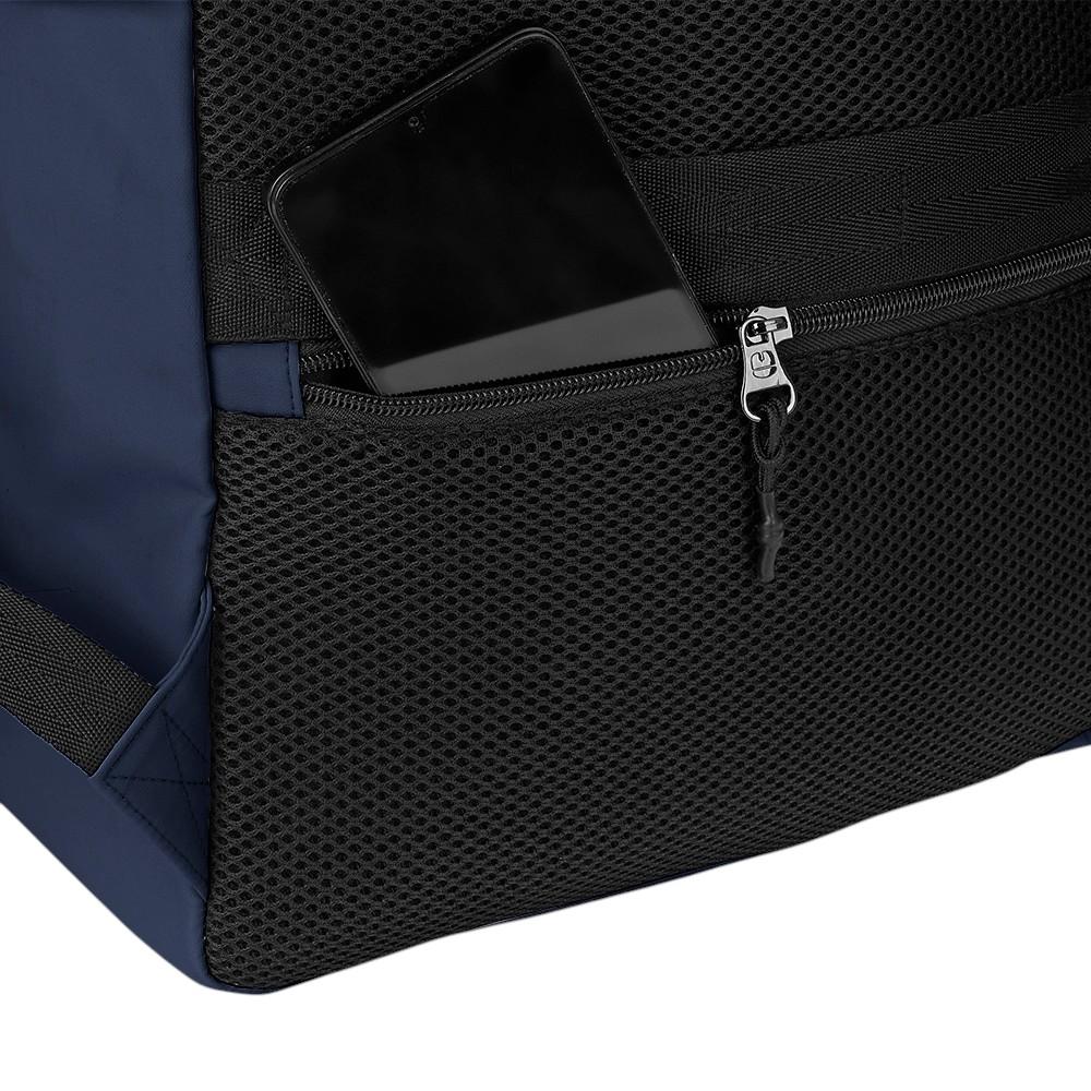 Detalle del bolsillo exterior de malla en la mochila Luisipo Gabol Vancouver azul marino con un smartphone guardado.
