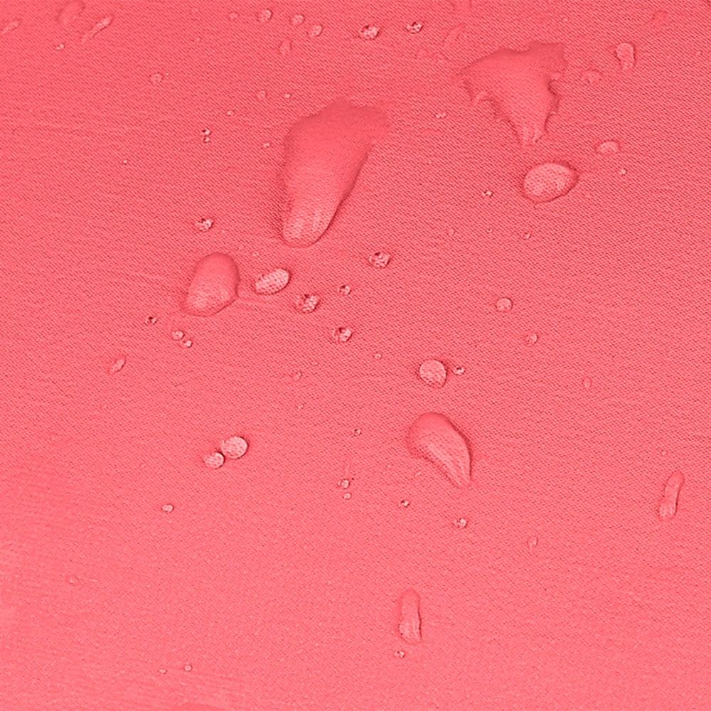 Detalle del tejido de poliéster resistente al agua en color coral de la mochila Luisipo Gabol Vancouver